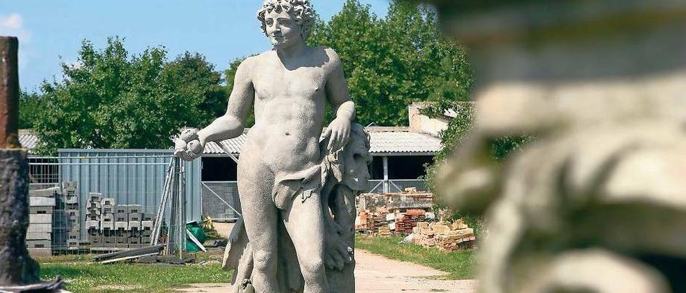 Herkules, wartend. Eine der schon sanierten Figuren.