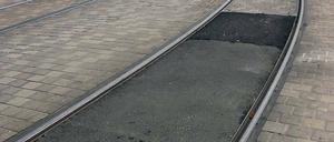 Seltsames Mosaik. Die verschlissenen Pflastersteine wurden nicht ersetzt. Provisorisch wurde die Nahverkehrsstraße am Landtagsschloss mit Asphalt geflickt. Wie lang es so bleiben soll, ist noch unklar.