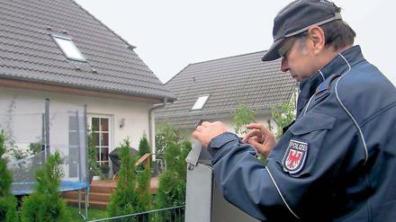 Präventionsoffensive. Polizisten verteilten am Samstag in den Wohnvierteln Flyer und boten Beratung an.