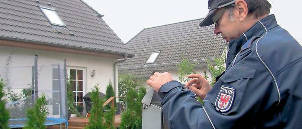 Präventionsoffensive. Polizisten verteilten am Samstag in den Wohnvierteln Flyer und boten Beratung an.