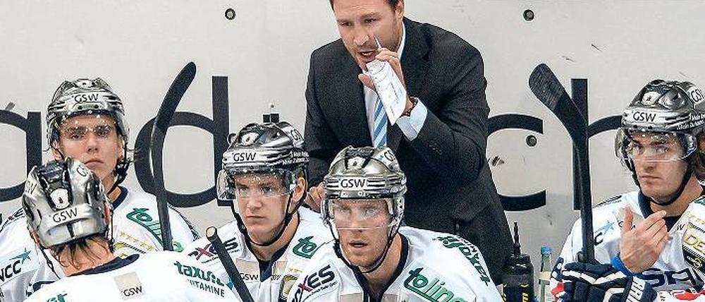 Alle mal zugehört! Oder nicht? Offensichtlich hapert es unter Jeff Tomlinson bei den Eisbären an der Kommunikation.