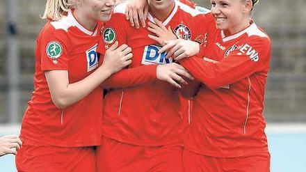 Tore beim Ex-Klub. Johanna Elsig mit Julia Simic (r.) und Pauline Bremer (l.).