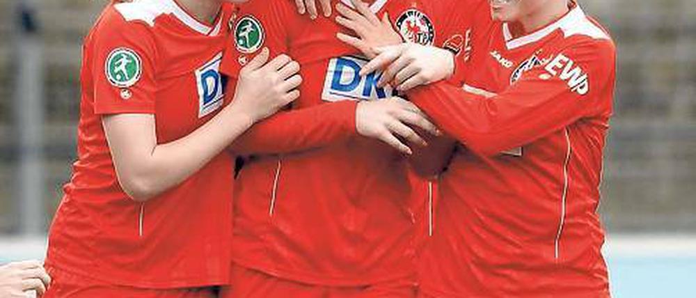 Tore beim Ex-Klub. Johanna Elsig mit Julia Simic (r.) und Pauline Bremer (l.).