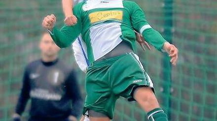 Luftkampf. Franz Fitkau (hinten) gewann dieses Kopfballduell gegen Thomas Schultz und mit Schöneiche in Werder.