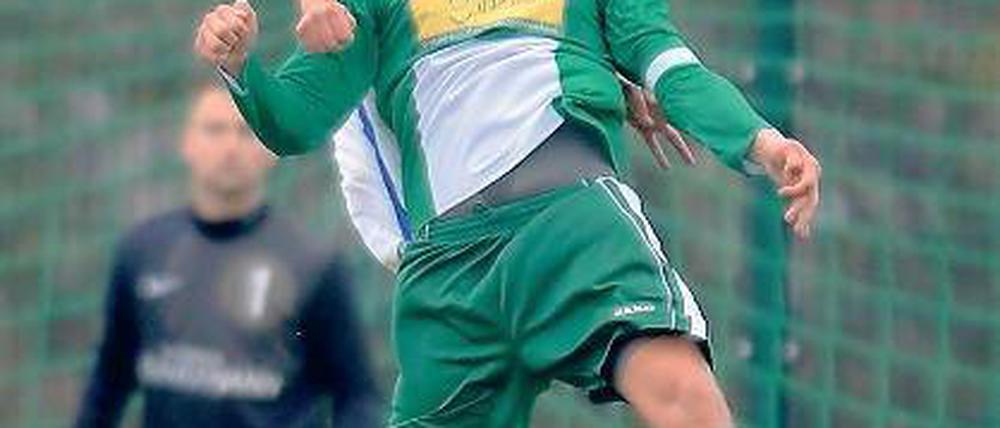Luftkampf. Franz Fitkau (hinten) gewann dieses Kopfballduell gegen Thomas Schultz und mit Schöneiche in Werder.