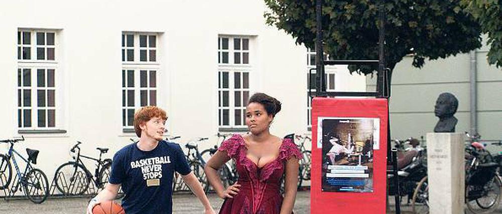 Dialog von Kleid und Korb. Am DT prallen Welten aufeinander.