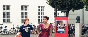 Dialog von Kleid und Korb. Am DT prallen Welten aufeinander.