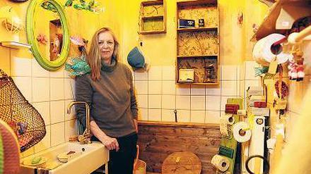 Der Blick ins Klo. Sabine Zelle wollte eigentlich nur ein schönes Bad einrichten, um Dekogegenstände in ihrem Laden zu präsentieren. Doch jetzt ist ihr Plumpsklo ein Geschäftsmodell.