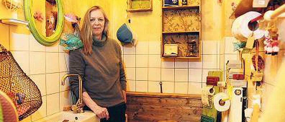 Der Blick ins Klo. Sabine Zelle wollte eigentlich nur ein schönes Bad einrichten, um Dekogegenstände in ihrem Laden zu präsentieren. Doch jetzt ist ihr Plumpsklo ein Geschäftsmodell.