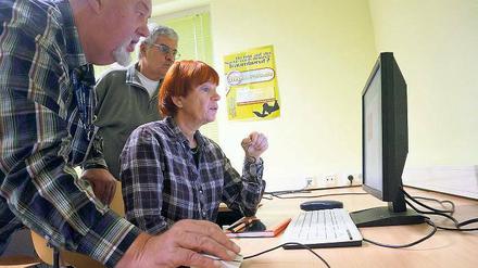 Keine Berührungsängste. Wenn die Rentner am Computer nicht weiterwissen, kommen sie zu Franz Neudert (l.).