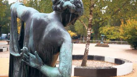 Splitternackt. Noch steht die „Phryne“ von Ferdinand Lepcke auf dem Hof der Eigenherd-Grundschule. Mitglieder des Heimatvereins wollen sie von dort befreien.