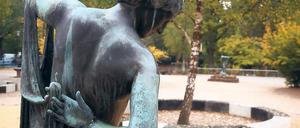 Splitternackt. Noch steht die „Phryne“ von Ferdinand Lepcke auf dem Hof der Eigenherd-Grundschule. Mitglieder des Heimatvereins wollen sie von dort befreien.