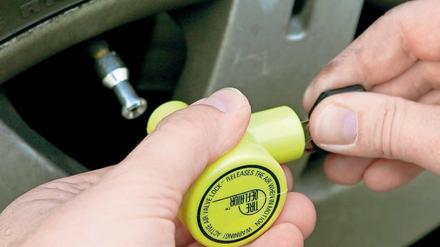 Bei Weiterfahrt ist der Reifen platt: Ein so genannter Ventilwächter wird an das Reifenventil eines Fahrzeuges gesetzt. Säumige Schuldner müssen auch in Potsdam befürchten, dass ihnen die Luft aus den Autoreifen gelassen wird. Die Methode ist umstritten.
