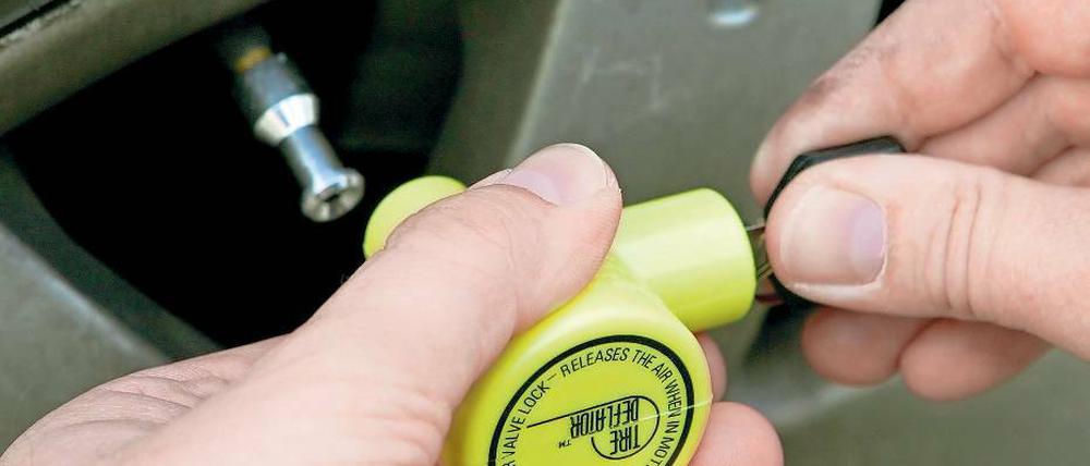Bei Weiterfahrt ist der Reifen platt: Ein so genannter Ventilwächter wird an das Reifenventil eines Fahrzeuges gesetzt. Säumige Schuldner müssen auch in Potsdam befürchten, dass ihnen die Luft aus den Autoreifen gelassen wird. Die Methode ist umstritten.