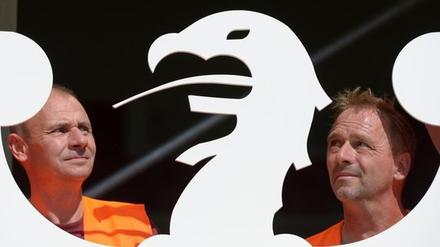 Manche sehen rot: Der Adler im Landtag soll weiß sein.