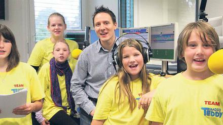 Lernen, wie Radio-Machen geht: Roland Lehmann moderiert seine Show „Familiennachmittag“ bei Radio Teddy normalerweise allein. In dieser Woche bekam er Unterstützung von jungen, aufgeregten Praktikanten. Heute Nachmittag gehen sie noch einmal live auf Sendung.