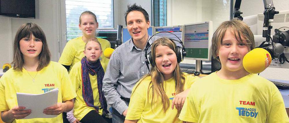 Lernen, wie Radio-Machen geht: Roland Lehmann moderiert seine Show „Familiennachmittag“ bei Radio Teddy normalerweise allein. In dieser Woche bekam er Unterstützung von jungen, aufgeregten Praktikanten. Heute Nachmittag gehen sie noch einmal live auf Sendung.