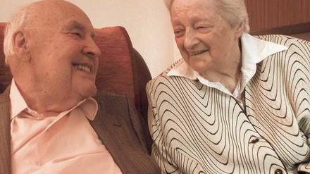 Keine Streitereien. „Türenschmeißen gab es bei uns nie“, sagt die 99-jährige Hildegard Hesener. Vor 75 Jahren heiratete sie ihren Mann Karlheinz Hesener, der aus Düsseldorf stammt. Er ist mittlerweile 101 Jahre alt.