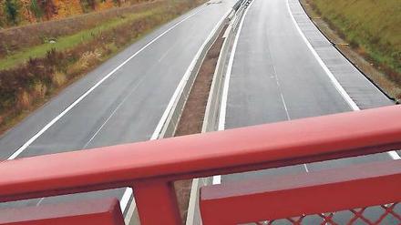 Interessant für Investoren. Die neue L 40 verbindet Potsdam und die Region Teltow mit dem künftigen Großflughafen BER. Anfang Dezember soll der Abschnitt zwischen Güterfelder Eck und Güterfelde fertiggestellt werden.