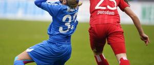 Lilla Nagy (l) von MTK Hungaria im Gefecht mit Lisa Chaterine Evans (FFC Turbine Potsdam).