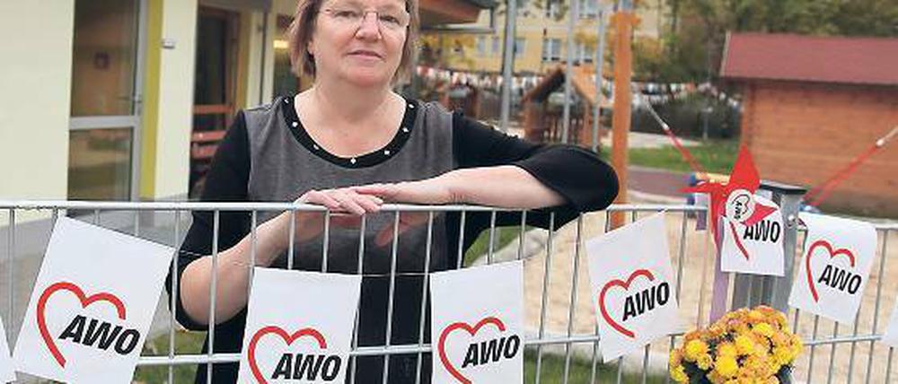 Zufrieden. Leiterin Eveline Hösel vor dem neuen Kitabau.