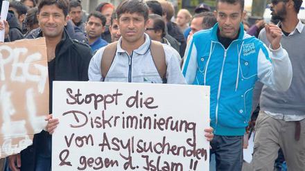Eigeninitiative. Auf der Demo entfernten die Flüchtlinge Aufkleber.