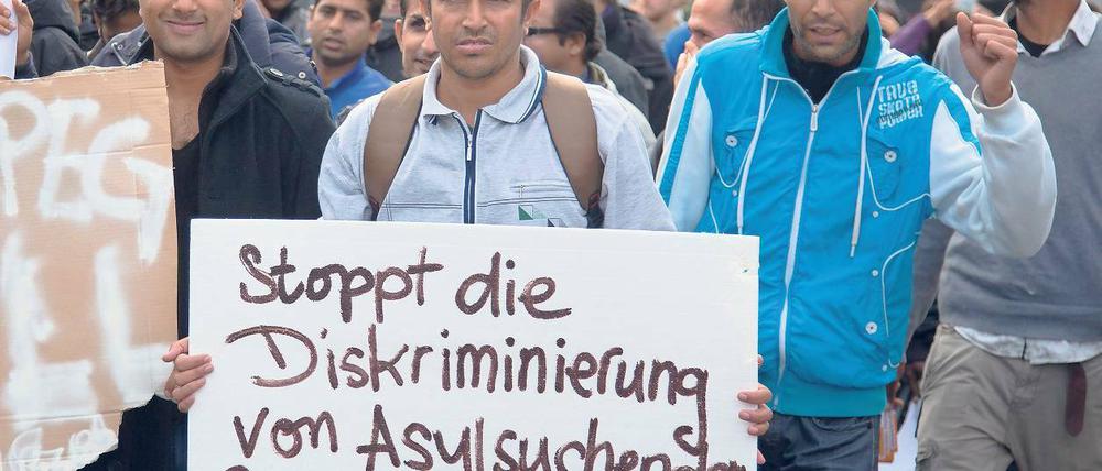 Eigeninitiative. Auf der Demo entfernten die Flüchtlinge Aufkleber.
