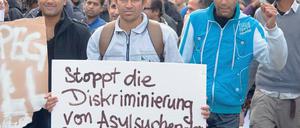Eigeninitiative. Auf der Demo entfernten die Flüchtlinge Aufkleber.