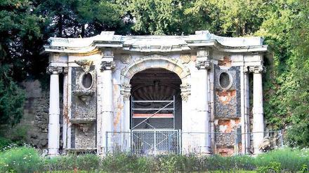 Marodes Bauwerk. An der Neptungrotte bröckelt der Putz.