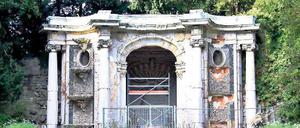 Marodes Bauwerk. An der Neptungrotte bröckelt der Putz.