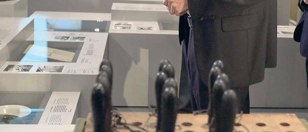 Rundgang. Klaus Wowereit (l) und Gedenkstätten-Direktor Hubertus Knabe.