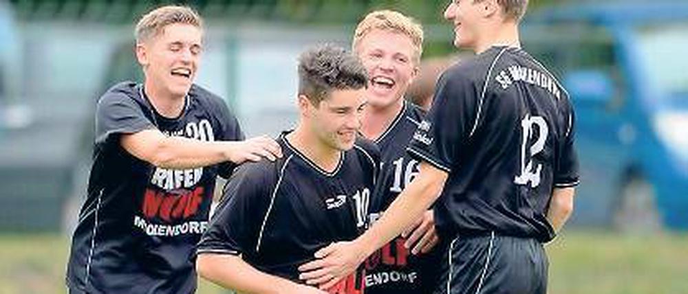 Jubel nach dem 1:1: Michendorfs Darius Seyed-Vousoghi (2.v.l.).