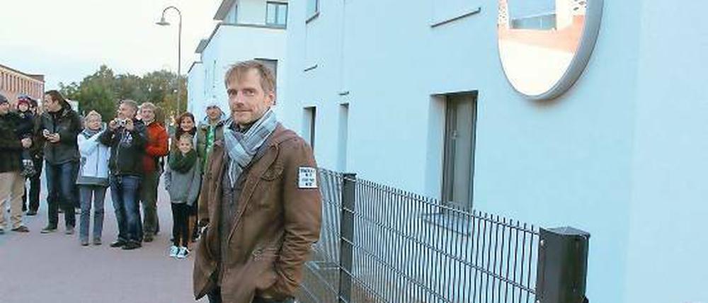 Kunst am Bau. Auf den vier Lichtkästen des Berliner Künstlers Klaus Walter sind Bushaltestellen abgebildet. Eigentümer Jürgen König sieht darin auch vier Jahreszeiten.