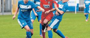 Durchsetzungsstark. Genoveva Anonma (M., Turbine Potsdam), kann sich hier gegen die Hoffenheimerinnen Stephanie Breitner (l.), Martina Moser durchsetzen. Am Ende wurde die partie mal wieder eng.