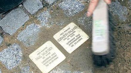 Gedenkprojekt. Die Messing-Steine werden an den letzten frei gewählten Wohnstätten der Opfer verlegt.