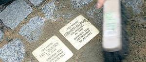 Gedenkprojekt. Die Messing-Steine werden an den letzten frei gewählten Wohnstätten der Opfer verlegt.