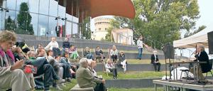 Zeigten wie es gehen kann. Beim ersten Literaturfestival „lit:pots“ wurde auch auf den Terrassen des Hans Otto Theaters vorgelesen. Das groß angelegte Zukunftsfestival dagegen, dass auch die Schiffbauergasse nutzen wollte, scheiterte schon in der Planung.