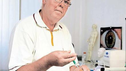 Er kann helfen, damit einen die Grippe gar nicht erst erwischt. Heilpraktiker Dr. Heino Hermersdörfer ist Diplombiologe und war als Experte für Virusdiagnostik und in der Ernährungsforschung tätig. Er ist Mitglied im Fachverband Deutscher Heilpraktiker.