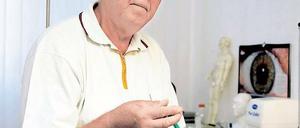 Er kann helfen, damit einen die Grippe gar nicht erst erwischt. Heilpraktiker Dr. Heino Hermersdörfer ist Diplombiologe und war als Experte für Virusdiagnostik und in der Ernährungsforschung tätig. Er ist Mitglied im Fachverband Deutscher Heilpraktiker.