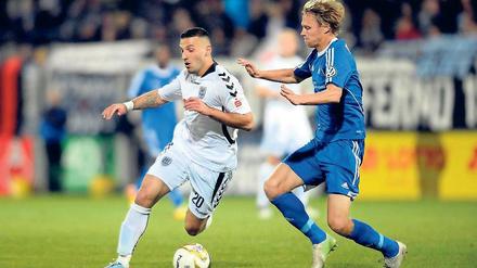 Heimschwäche. Auch der wieder genesene Flügelflitzer Süleyman Koc (links) konnte die dritte Heimniederlage des SV Babelsberg 03 in Folge nicht verhindern. Kapitän Julian Prochnow brachte die Nulldreier zunächst in Führung, ehe Neustrelitz noch zweimal einnetzte und den siebten Sieg einfuhr.