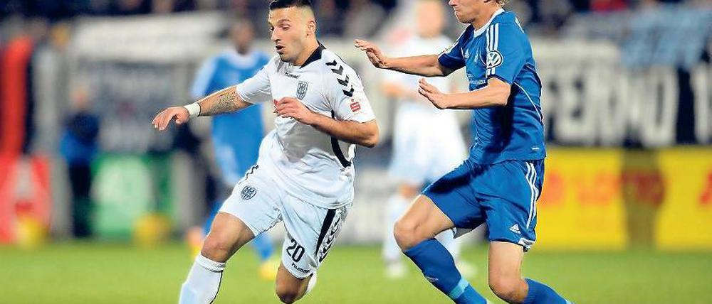Heimschwäche. Auch der wieder genesene Flügelflitzer Süleyman Koc (links) konnte die dritte Heimniederlage des SV Babelsberg 03 in Folge nicht verhindern. Kapitän Julian Prochnow brachte die Nulldreier zunächst in Führung, ehe Neustrelitz noch zweimal einnetzte und den siebten Sieg einfuhr.