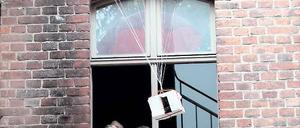 Probeflug. Der Fallschirm soll das Messgerät sicher zu Boden bringen.