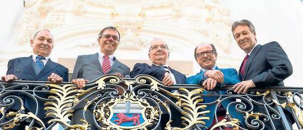 Treffen am Rhein. Der Vorsitzende des Bonn-ClubsWigor Webers, Potsdams Bürgermeister Burkhard Exner, Klaus Töpfer, Walter Christian vom Potsdam-Club und der Bonner Oberbürgermeister Jürgen Nimptsch auf dem Balkon des Bonner Rathauses.