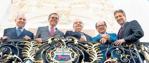 Treffen am Rhein. Der Vorsitzende des Bonn-ClubsWigor Webers, Potsdams Bürgermeister Burkhard Exner, Klaus Töpfer, Walter Christian vom Potsdam-Club und der Bonner Oberbürgermeister Jürgen Nimptsch auf dem Balkon des Bonner Rathauses.
