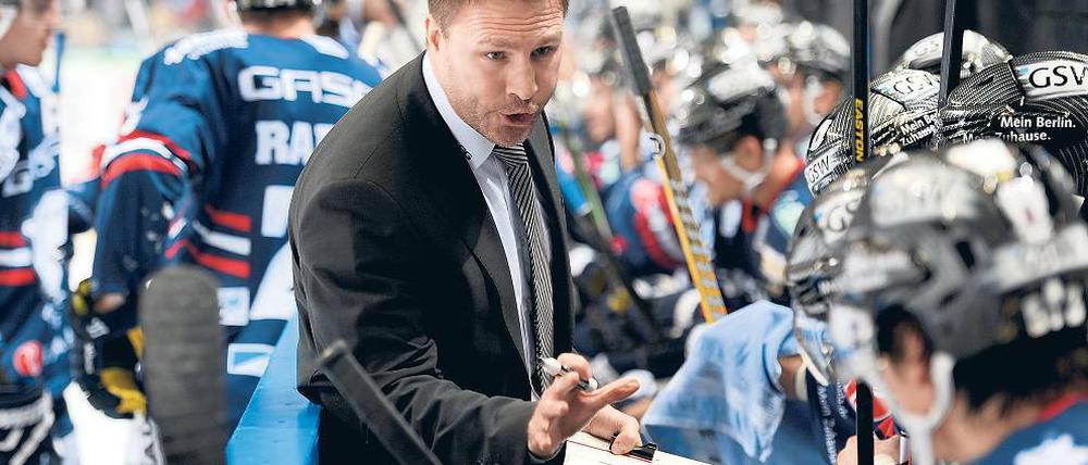 Hört mir denn keiner zu? Eisbären-Trainer Jeff Tomlinson hat bisher nicht die richtige Ansprache für seine Spieler gefunden. Nach fünf Niederlagen in Folge besteht nun aber dringend Redebedarf.