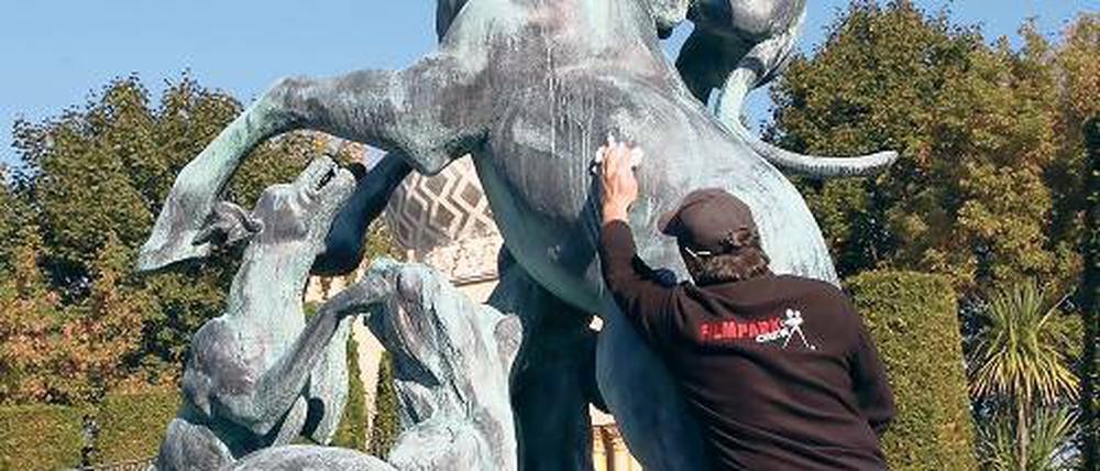 Gehörnt. Im Filmpark steht jetzt eine Hirsch-Skulptur.