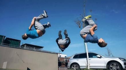 Rückwärts im Salto. Kein Hindernis ist ihnen zu groß. Die jugendlichen Parkour-Künstler Jonas Kreschnack, Moritz Kahler, Max Mittelstädt und Jonas Schäfer proben am Kleinmachnower Rathausmarkt ihre waghalsigen Sprünge über Geländer und Mauern. Einen Erste-Hilfe-Koffer haben sie immer dabei.