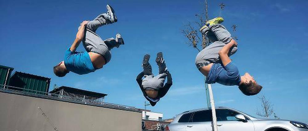 Rückwärts im Salto. Kein Hindernis ist ihnen zu groß. Die jugendlichen Parkour-Künstler Jonas Kreschnack, Moritz Kahler, Max Mittelstädt und Jonas Schäfer proben am Kleinmachnower Rathausmarkt ihre waghalsigen Sprünge über Geländer und Mauern. Einen Erste-Hilfe-Koffer haben sie immer dabei.