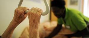 Verdienen viel zu wenig: Pflegekräfte in Brandenburg.