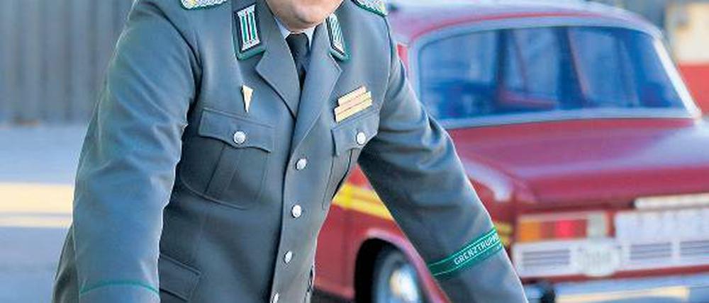 Der Letzte macht das Tor auf. Schauspieler Charly Hübner in der Rolle des Oberstleutnants Harald Schäfer, der am 9. November 1989 am Grenzübergang Bornholmer Straße auf Posten steht.